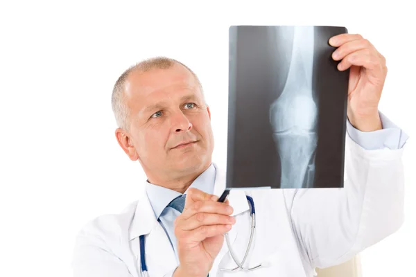 Maturo anziano medico maschio hold x-ray — Foto Stock