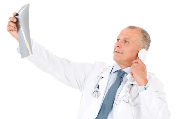 Starsze starszy lekarz mężczyzna spojrzenie na RTG — Zdjęcie stockowe