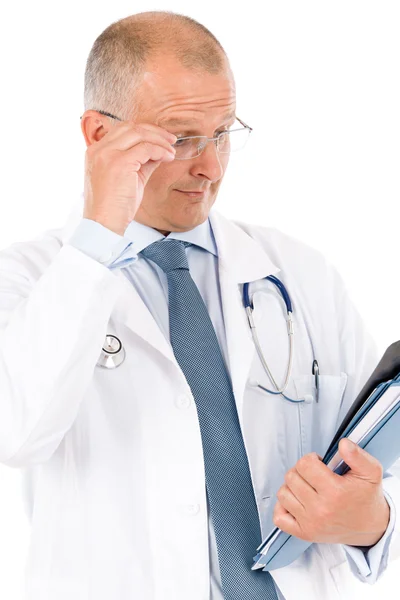 Zralé starší lékař muž drží x-ray — Stock fotografie