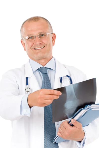 Starsze starszy lekarz mężczyzna trzymać x-ray — Zdjęcie stockowe
