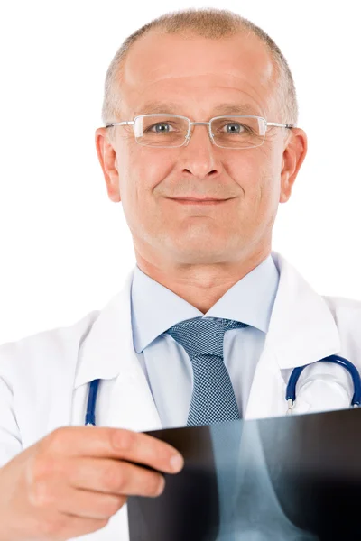 Kıdemli doktor erkek olgun x-ray tutun — Stok fotoğraf