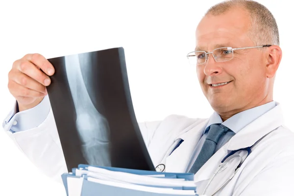 Ältere Oberarzt männlich halten Röntgen — Stockfoto