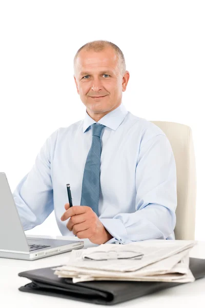 Zufriedener Geschäftsmann arbeitet im Büro hinter Schreibtisch — Stockfoto