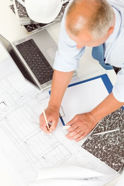 Senior mens werken op blauwdrukken bouwplannen — Stockfoto