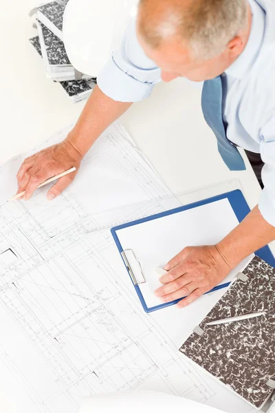 Senior mens werken op blauwdrukken bouwplannen — Stockfoto