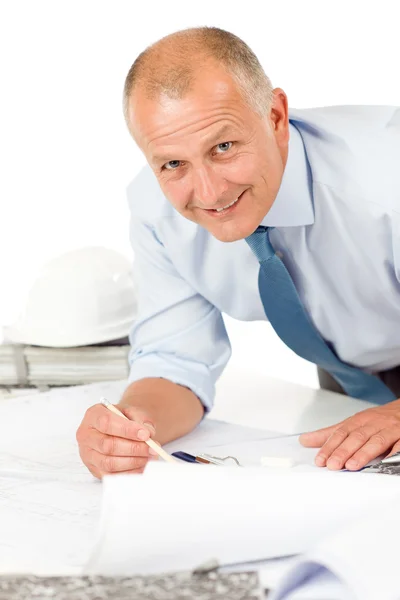 Senior man work on planimetrie piani di costruzione — Foto Stock
