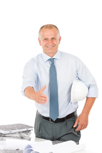 Vezető építész férfi kézfogás tart sisak — Stock Fotó