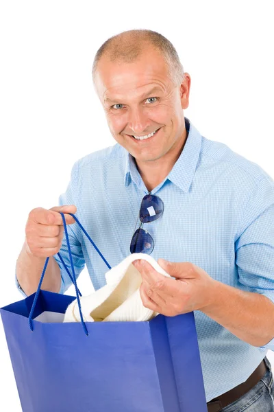 Зрілий усміхнений чоловік тримає сумки — стокове фото
