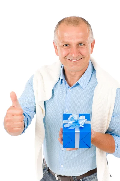 Starší šťastný muž drží současné palec — Stock fotografie