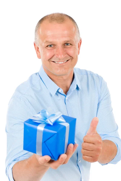 Starší šťastný muž drží současné palec — Stock fotografie