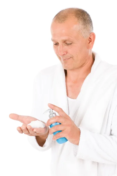 Los cosméticos masculinos - hombre maduro mayor lavan la cara —  Fotos de Stock