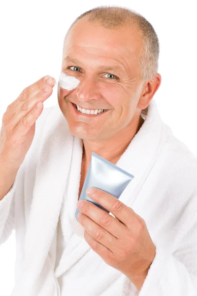 Mužské kosmetiky - starší muž použít obličeje krém — Stock fotografie