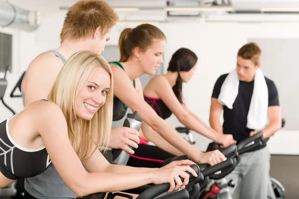 Fitness grupp på gym cykel — Stockfoto
