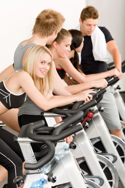 Fitness skupina na tělocvičny kolo — Stock fotografie