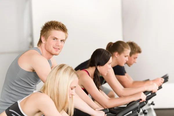 Grupa fitness na siłownię, rower — Zdjęcie stockowe