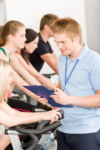 Mladý fitness instruktor tělocvična předení — Stock fotografie