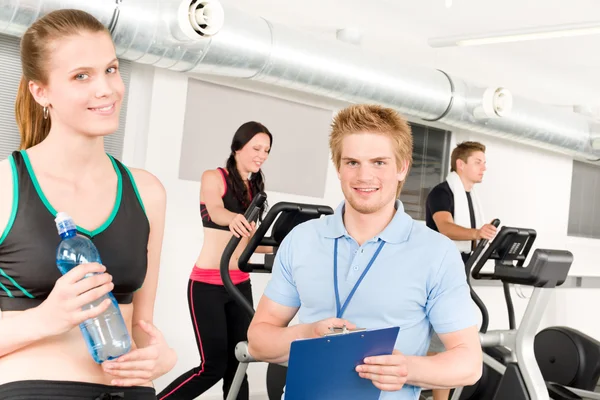 Unga fitness instruktör gym motion — Stockfoto