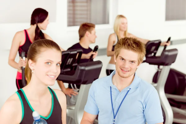 Exercício de instrutor de fitness jovem no ginásio — Fotografia de Stock