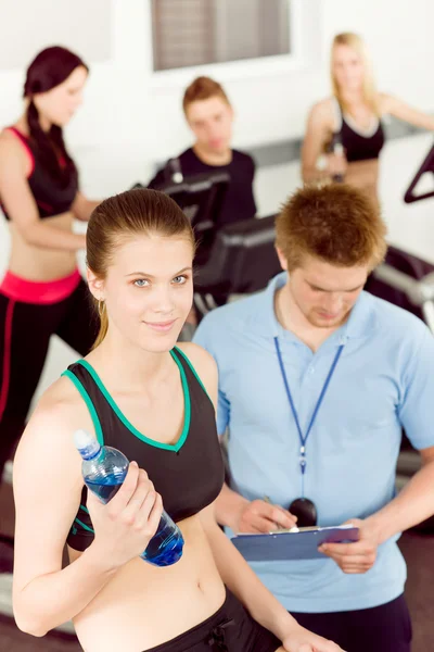 Fitness mladá žena, která dělá předení s instruktorem — Stock fotografie