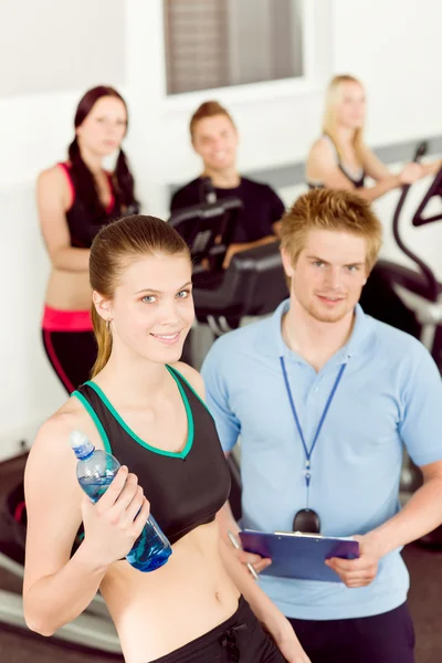 Młody fitness kobieta robi przędzenia z instruktorem — Zdjęcie stockowe