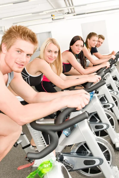Gimnasio grupo de en bicicleta de gimnasio — Foto de Stock