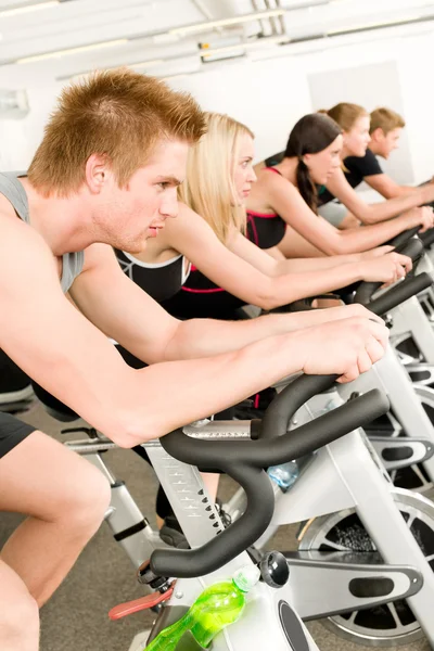 Grupo de fitness de bicicleta na academia — Fotografia de Stock