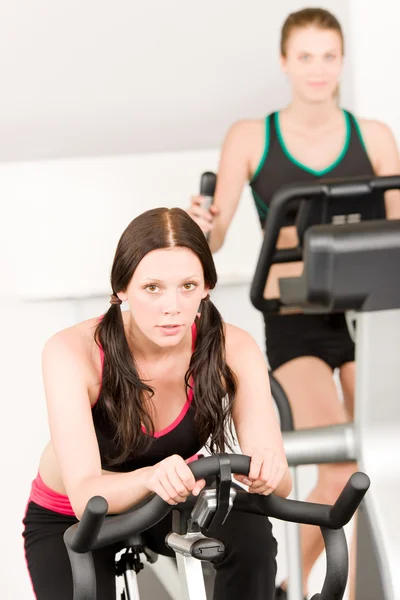 Chica joven fitness en bicicleta de gimnasio — Foto de Stock