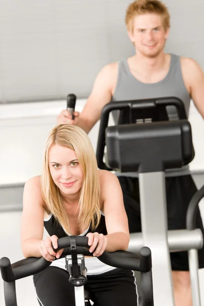 Fitness ung tjej på gym cykel — Stockfoto