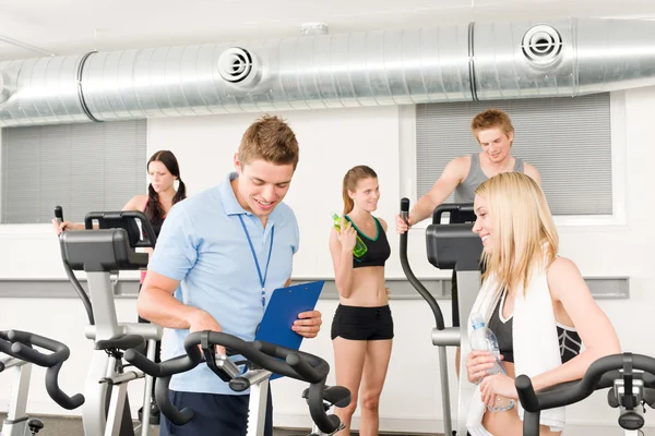 Unga fitness instruktör gym spinning — Stockfoto