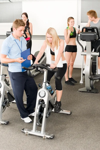 Fitness junge Mädchen im Fitnessstudio mit Trainer — Stockfoto