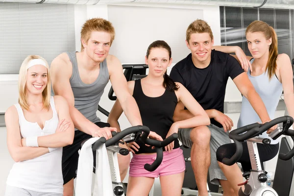 Fitness grupo jovem na bicicleta ginásio — Fotografia de Stock