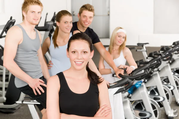 Fitness ung grupp på gym cykel — Stockfoto