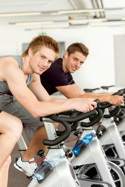 Fitness jonge man op gym fiets spinnen — Stockfoto