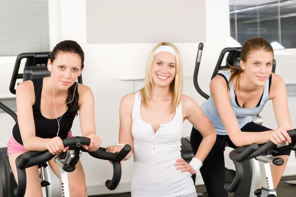 Fitness spor salonu poz iplik genç kızlar — Stok fotoğraf