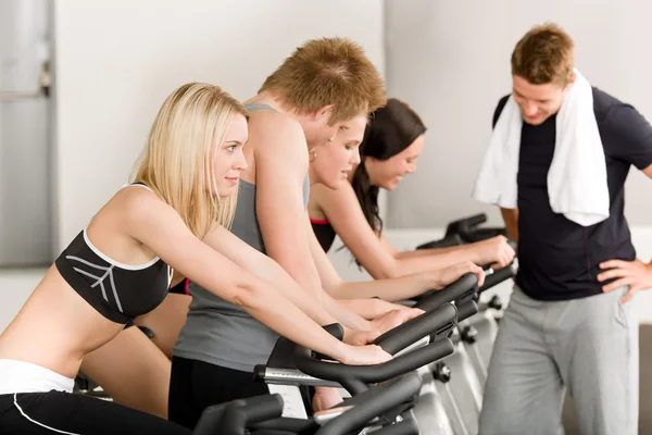 Fitness grupp på gym cykel Stockfoto