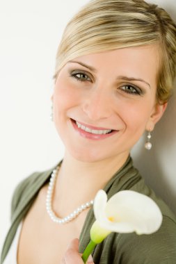 portre romantik kadın tutun calla lily çiçek