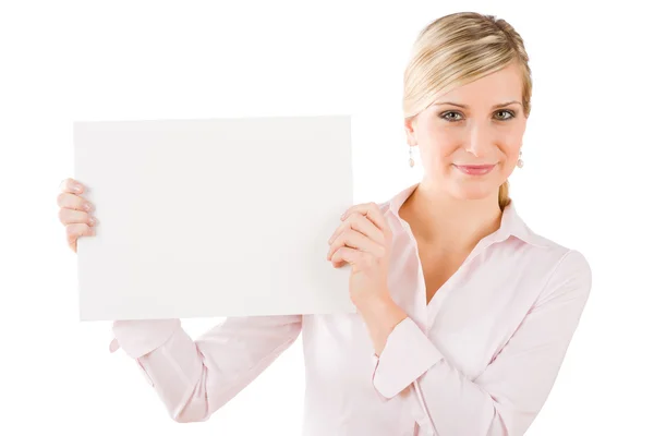 Felice donna d'affari tenere da parte banner bianco vuoto — Foto Stock