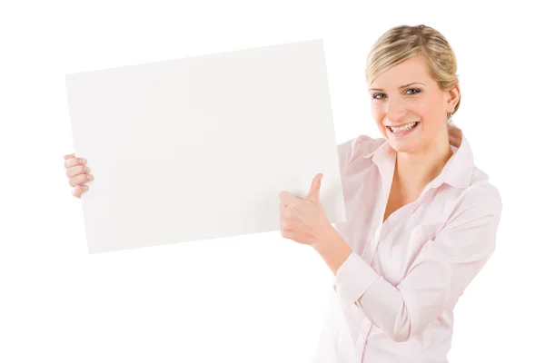 Счастливая деловая женщина за пустым баннером поднимает большие пальцы — стоковое фото