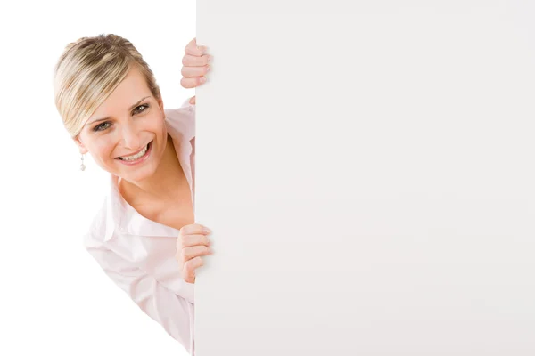 Szczęśliwa kobieta za pejzaż pusty transparent — Zdjęcie stockowe
