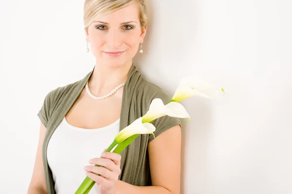 Romantische vrouw houd calla lily bloem zuiverheid — Stockfoto