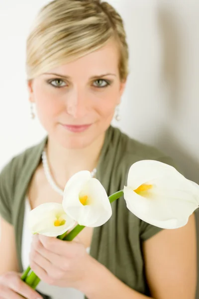 Romantische vrouw houd calla lily bloem — Stockfoto
