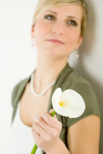 백그라운드에 칼라 릴리 꽃 로맨틱 여자 — 스톡 사진