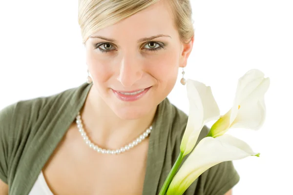 Portret romantische vrouw houd calla lily bloem — Stockfoto