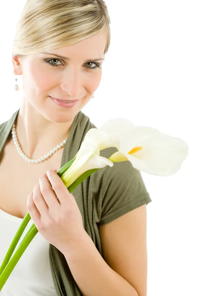 Ρομαντική γυναίκα πορτρέτο κρατήστε calla κρίνος λουλούδι — Φωτογραφία Αρχείου