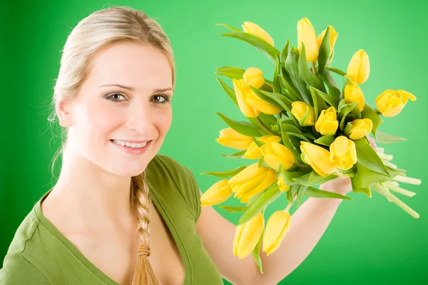 Genç kadın Sarı Lale çiçek tutun — Stok fotoğraf