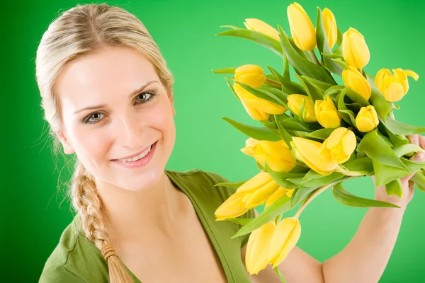 Νεαρή γυναίκα ευτυχισμένη κρατήστε λουλούδι κίτρινο τουλίπες — Φωτογραφία Αρχείου