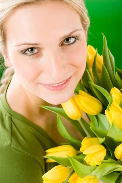 Νεαρή γυναίκα ευτυχισμένη κρατήστε λουλούδι κίτρινο τουλίπες — Φωτογραφία Αρχείου