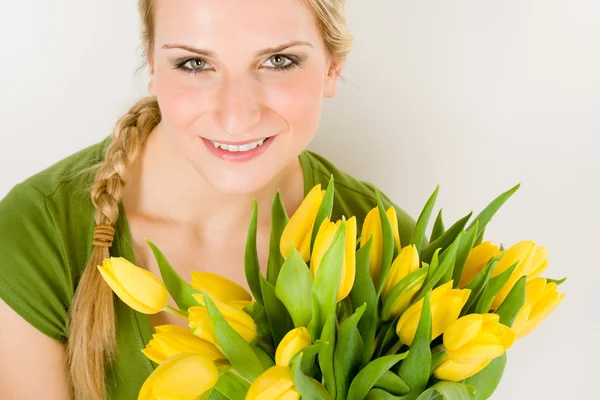 Genç kadın Sarı Lale çiçek tutun — Stok fotoğraf