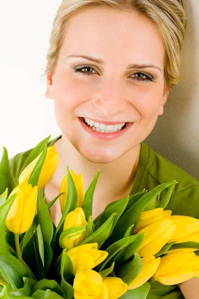Νεαρή γυναίκα κρατήστε λουλούδι κίτρινο τουλίπες — Φωτογραφία Αρχείου