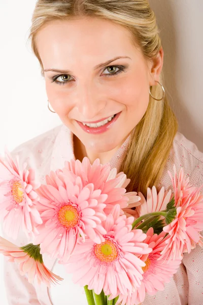 Romantická žena drží růžová gerbera sedmikrásky — Stock fotografie